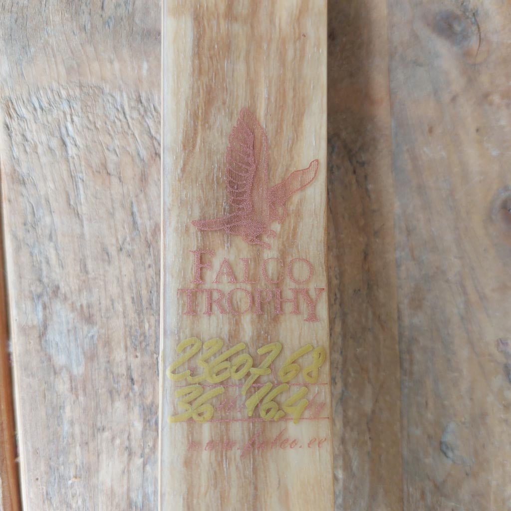 houten balk, houtsoort, tropen vogel, logo op hout, nummervermelding